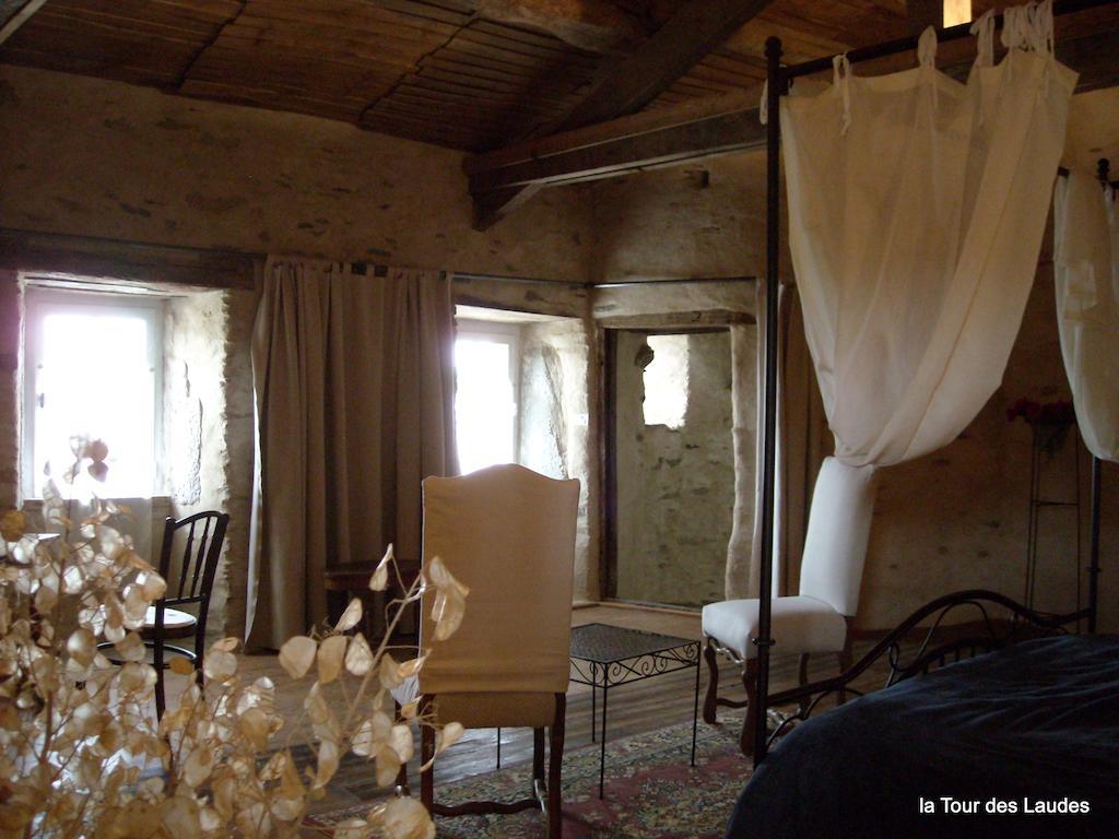 Bed and Breakfast La Tour Des Laudes Breuil-Barret Экстерьер фото