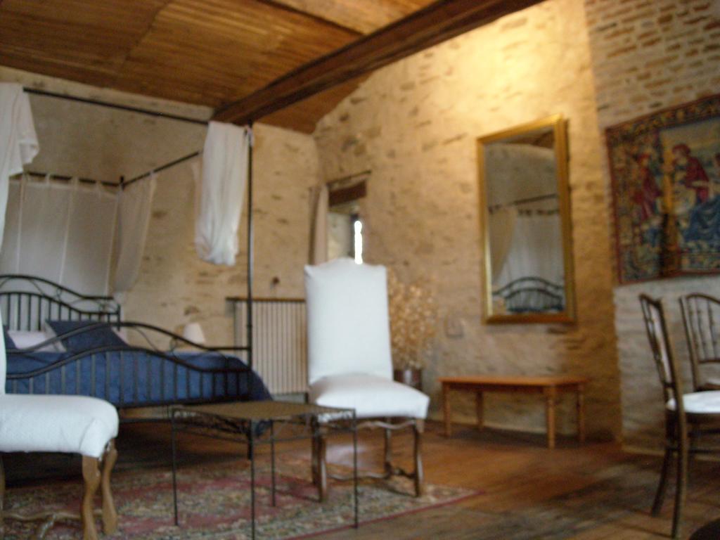 Bed and Breakfast La Tour Des Laudes Breuil-Barret Номер фото