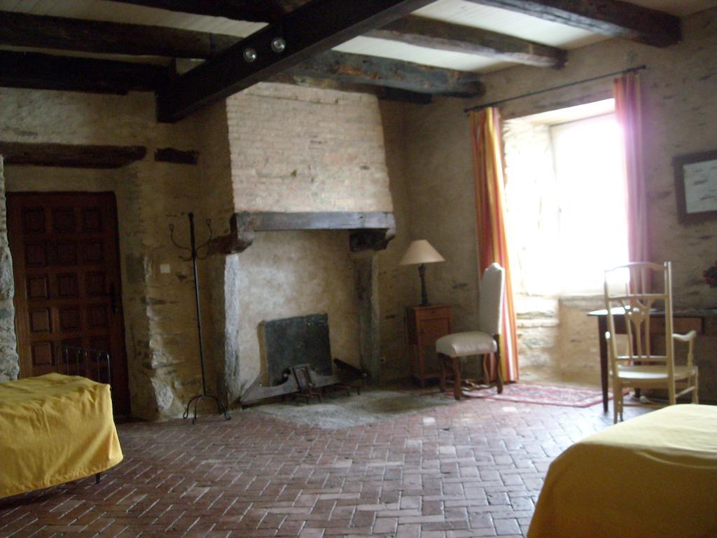 Bed and Breakfast La Tour Des Laudes Breuil-Barret Номер фото
