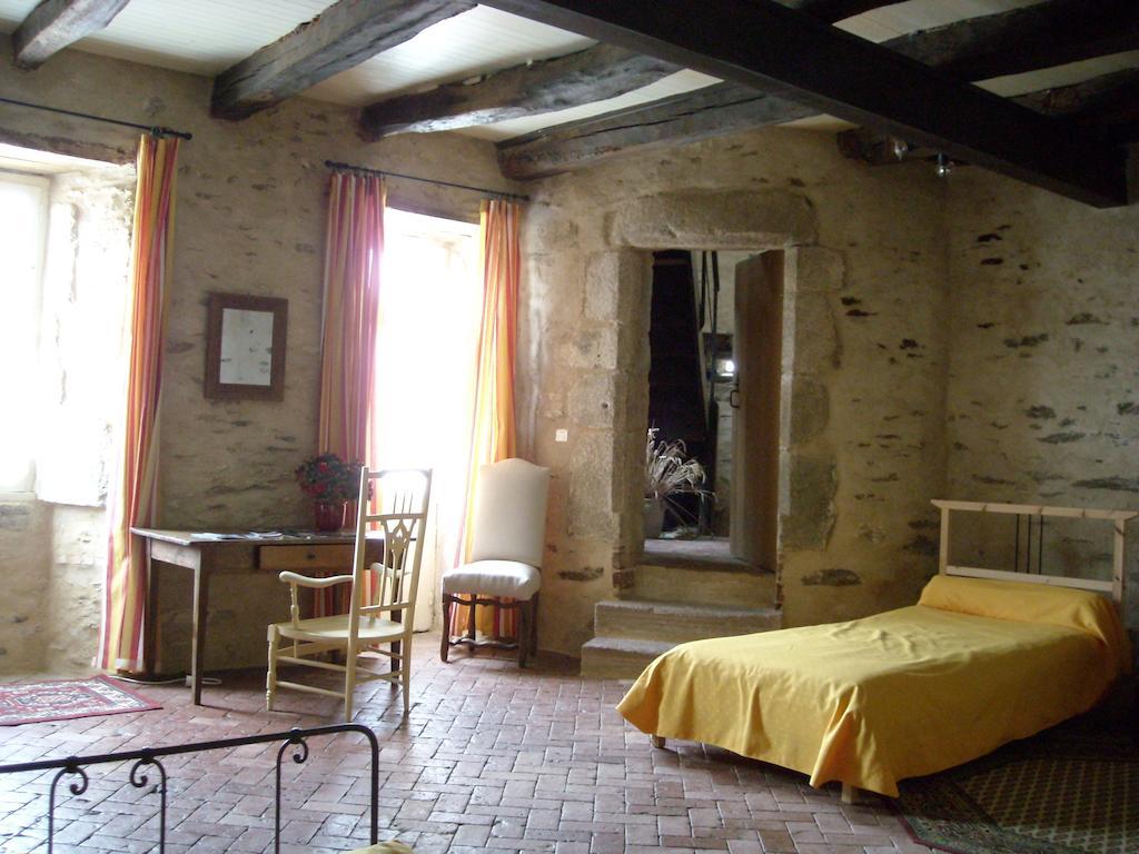 Bed and Breakfast La Tour Des Laudes Breuil-Barret Номер фото