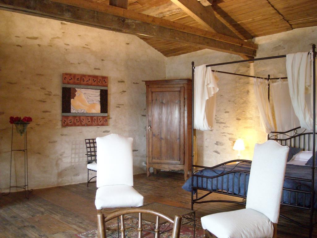 Bed and Breakfast La Tour Des Laudes Breuil-Barret Номер фото