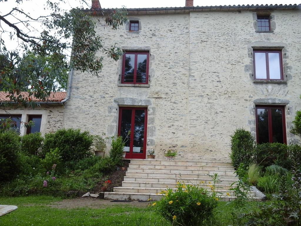 Bed and Breakfast La Tour Des Laudes Breuil-Barret Экстерьер фото