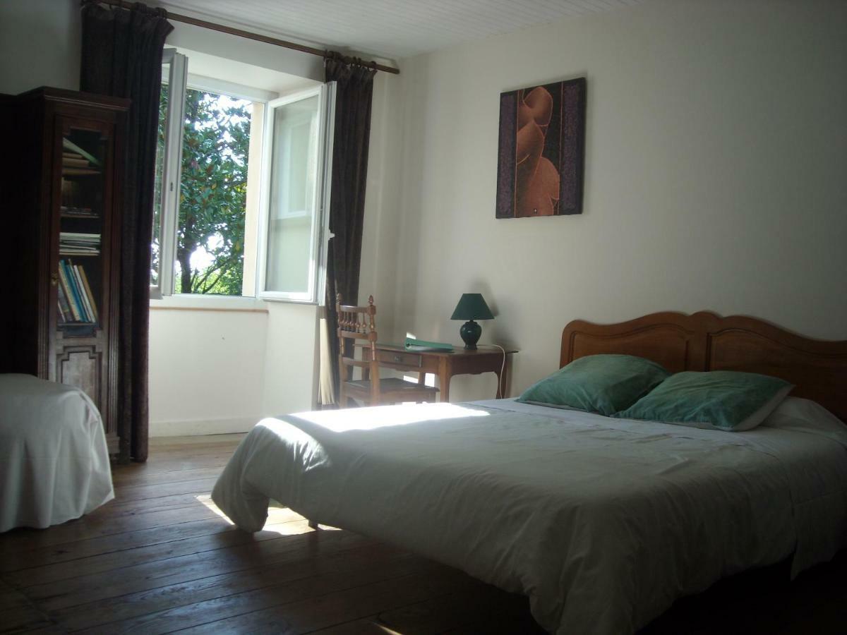 Bed and Breakfast La Tour Des Laudes Breuil-Barret Экстерьер фото