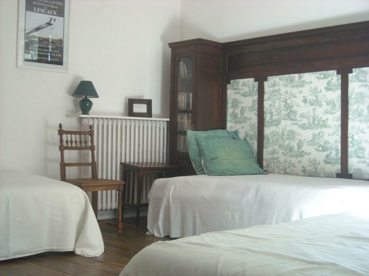 Bed and Breakfast La Tour Des Laudes Breuil-Barret Экстерьер фото
