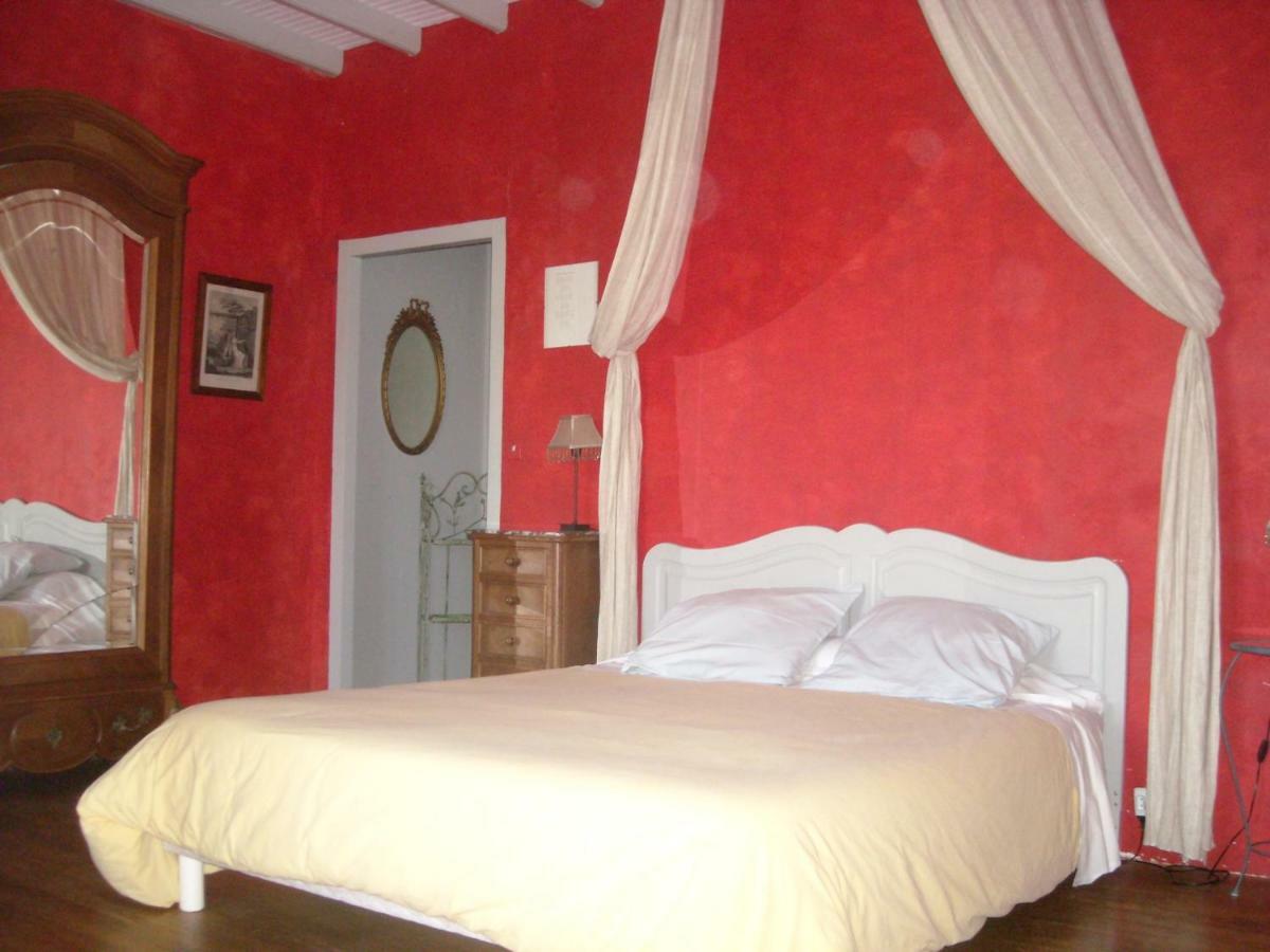 Bed and Breakfast La Tour Des Laudes Breuil-Barret Экстерьер фото